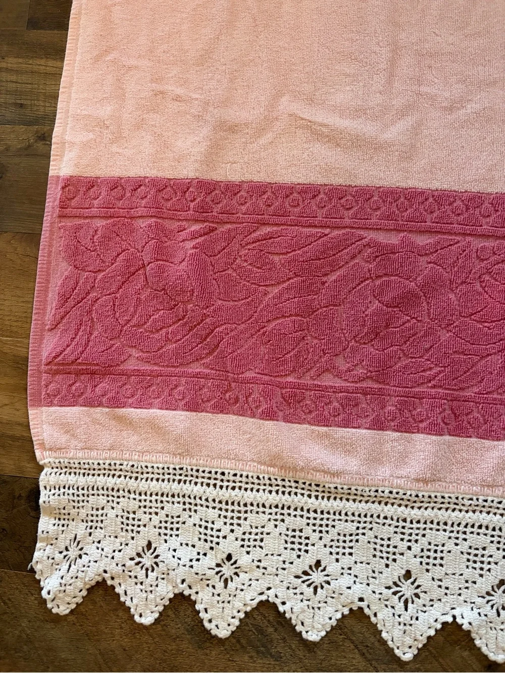 Vintage Pink Decorative Crochet-Trim Bath Towel roses